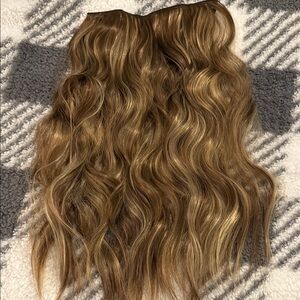 Halo style extensions with clips for a more secure wear! 🤎